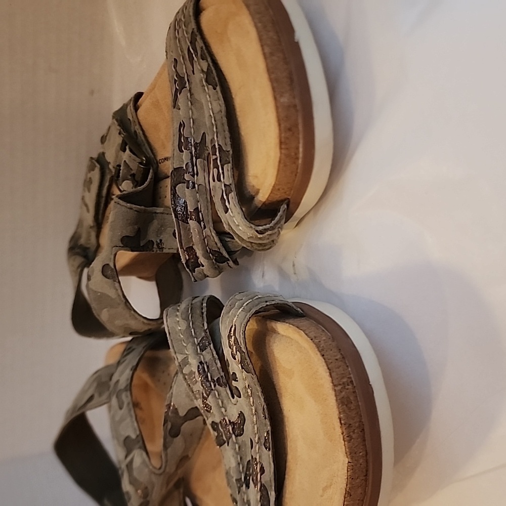 Clarks Women's Camo Strappy Comfort Sandals - Olive Green 9 - Picture 3 of 7